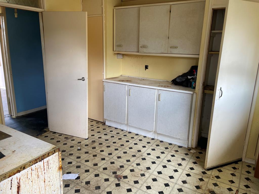 Lot: 66 - TWO-BEDROOM FLAT FOR IMPROVEMENT - Kitchen
